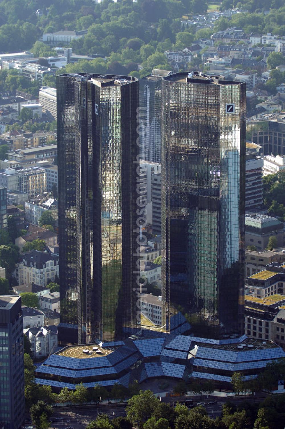 Aerial photograph Frankfurt am Main - Blick auf die Soll und Haben Zwillingstürme der Deutschen Bank im Bankenviertel. Das Hochhaus entstand 1979 bis 1984 nach den Entwürfen von Walter Hanig, Heinz Scheid und Johannes Schmidt. Es steht an der Taunusanlage nahe der Alten Oper, am Beginn der Mainzer Landstraße und an der Grenze der Stadtteile Westend, Innenstadt und Bahnhofsviertel. Pressekontakt: Theodor-Heuss-Allee 70, 60486 Frankfurt am Main, Tel. +49(0)69 910 43800, Fax +49(0)69 910 33422, E-Mail: db.presse@db.com