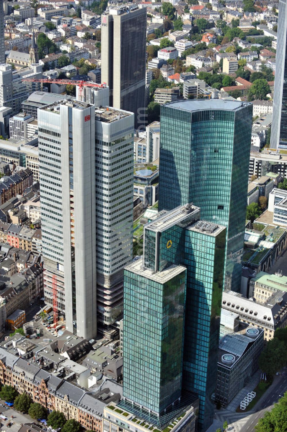 Frankfurt am Main from the bird's eye view: Bankenviertel mit den Hochhäusern / Bürogebäuden der Commerzbank und der Deutschen Bahn in Frankfurt am Main in Hessen. Financial district with highrise / office buildings of the Commerzbank and Deutsche Bank in Frankfurt on the Main in Hesse.