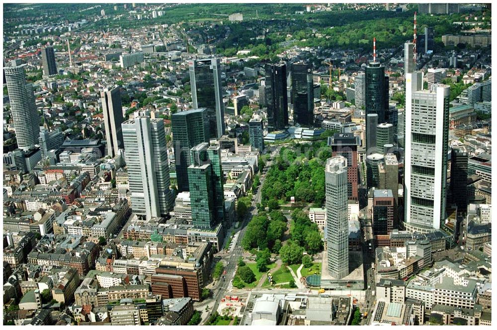 Aerial image Frankfurt am Main - Blick auf das Bankenviertel in der Frankfurter Innenstadt mit der Zentrale der DVAG an der Hofstraße gegenüber dem Gebäude der EZB (Europäische Zentralbank)