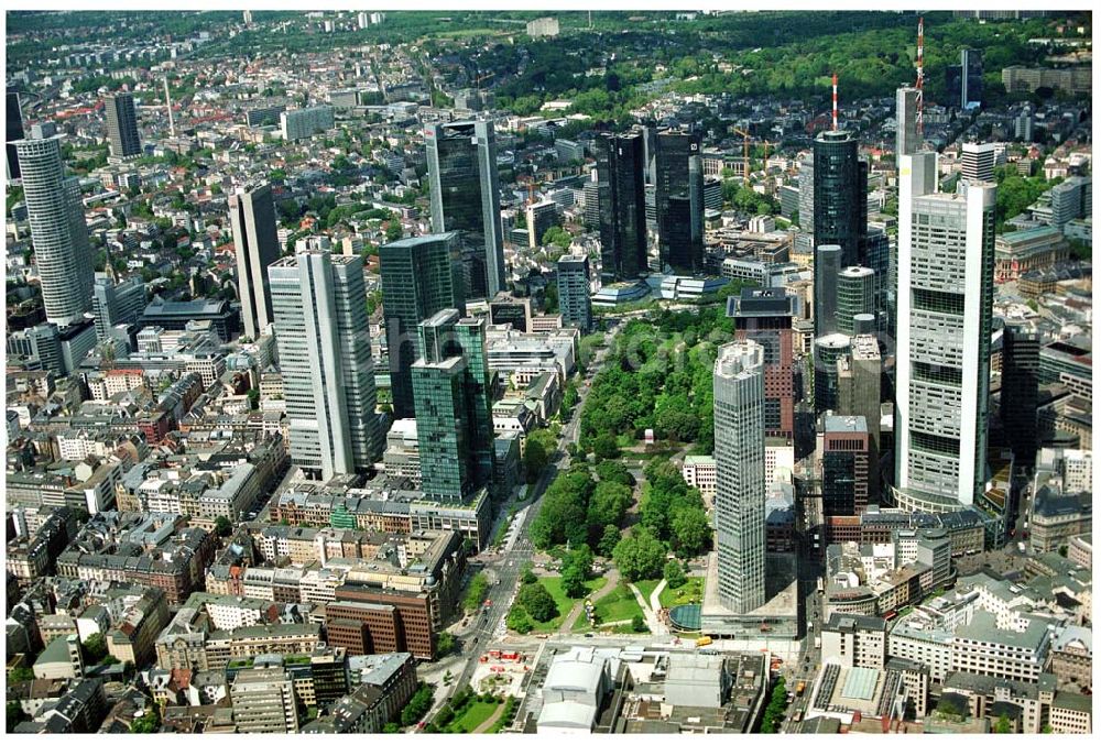 Aerial photograph Frankfurt am Main - Blick auf das Bankenviertel in der Frankfurter Innenstadt mit der Zentrale der DVAG an der Hofstraße gegenüber dem Gebäude der EZB (Europäische Zentralbank)