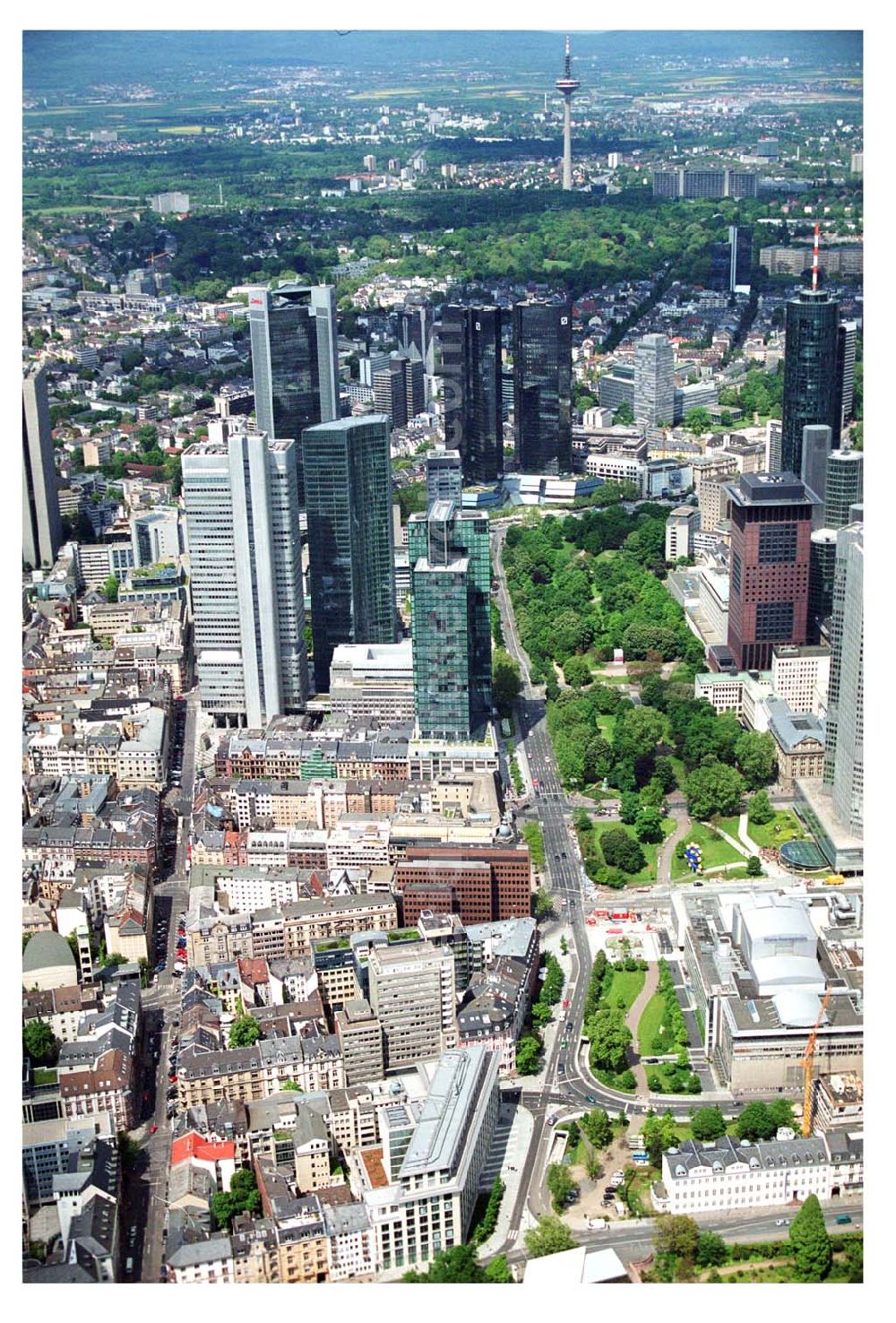 Aerial photograph Frankfurt am Main - Blick auf das Bankenviertel in der Frankfurter Innenstadt mit der Zentrale der DVAG an der Hofstraße gegenüber dem Gebäude der EZB (Europäische Zentralbank)