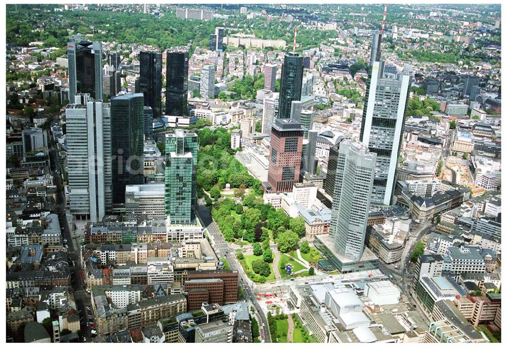 Aerial photograph Frankfurt am Main - Blick auf das Bankenviertel in der Frankfurter Innenstadt mit der Zentrale der DVAG an der Hofstraße gegenüber dem Gebäude der EZB (Europäische Zentralbank)