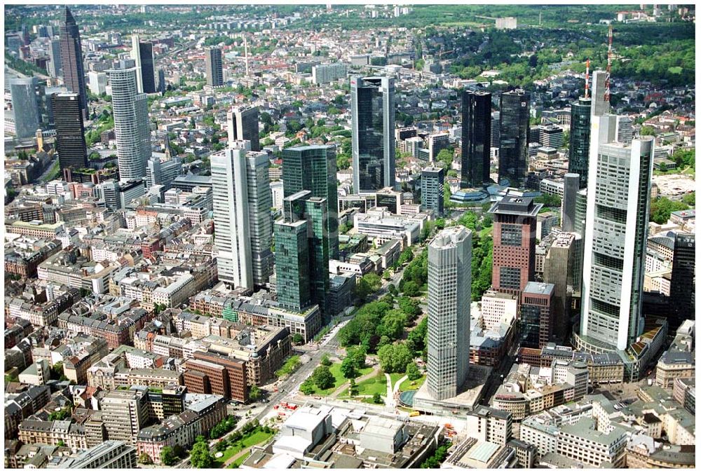 Frankfurt am Main from above - Blick auf das Bankenviertel in der Frankfurter Innenstadt mit der Zentrale der DVAG an der Hofstraße gegenüber dem Gebäude der EZB (Europäische Zentralbank)