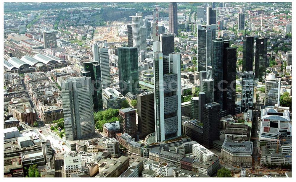 Aerial image Frankfurt am Main - Blick auf das Bankenviertel in der Frankfurter Innenstadt mit der Zentrale der DVAG an der Hofstraße gegenüber dem Gebäude der EZB (Europäische Zentralbank)