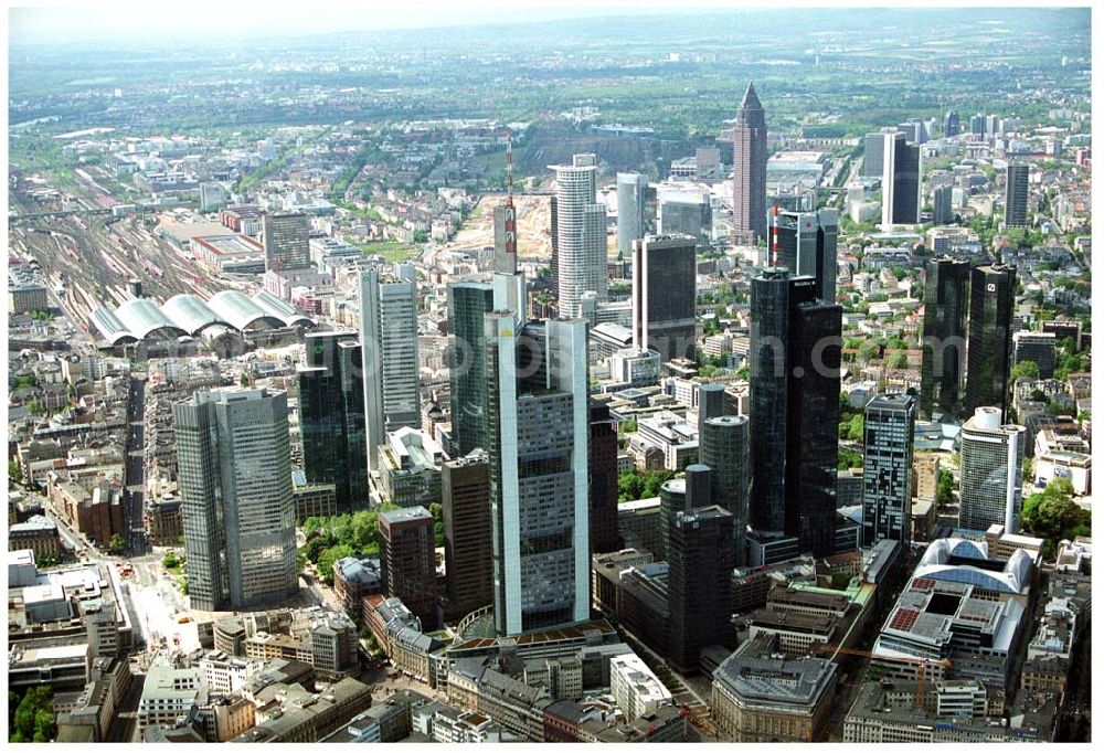 Aerial photograph Frankfurt am Main - Blick auf das Bankenviertel in der Frankfurter Innenstadt mit der Zentrale der DVAG an der Hofstraße gegenüber dem Gebäude der EZB (Europäische Zentralbank)