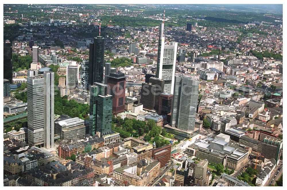 Frankfurt am Main from above - Blick auf das Bankenviertel in der Frankfurter Innenstadt mit der Zentrale der DVAG an der Hofstraße gegenüber dem Gebäude der EZB (Europäische Zentralbank)