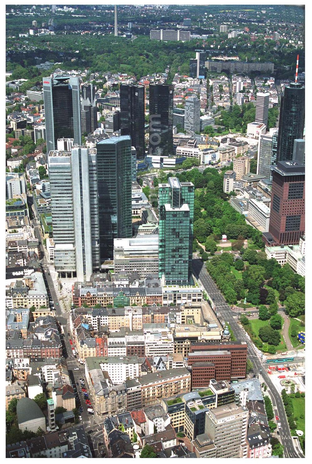 Frankfurt am Main from the bird's eye view: Blick auf das Bankenviertel in der Frankfurter Innenstadt mit der Zentrale der DVAG an der Hofstraße gegenüber dem Gebäude der EZB (Europäische Zentralbank)