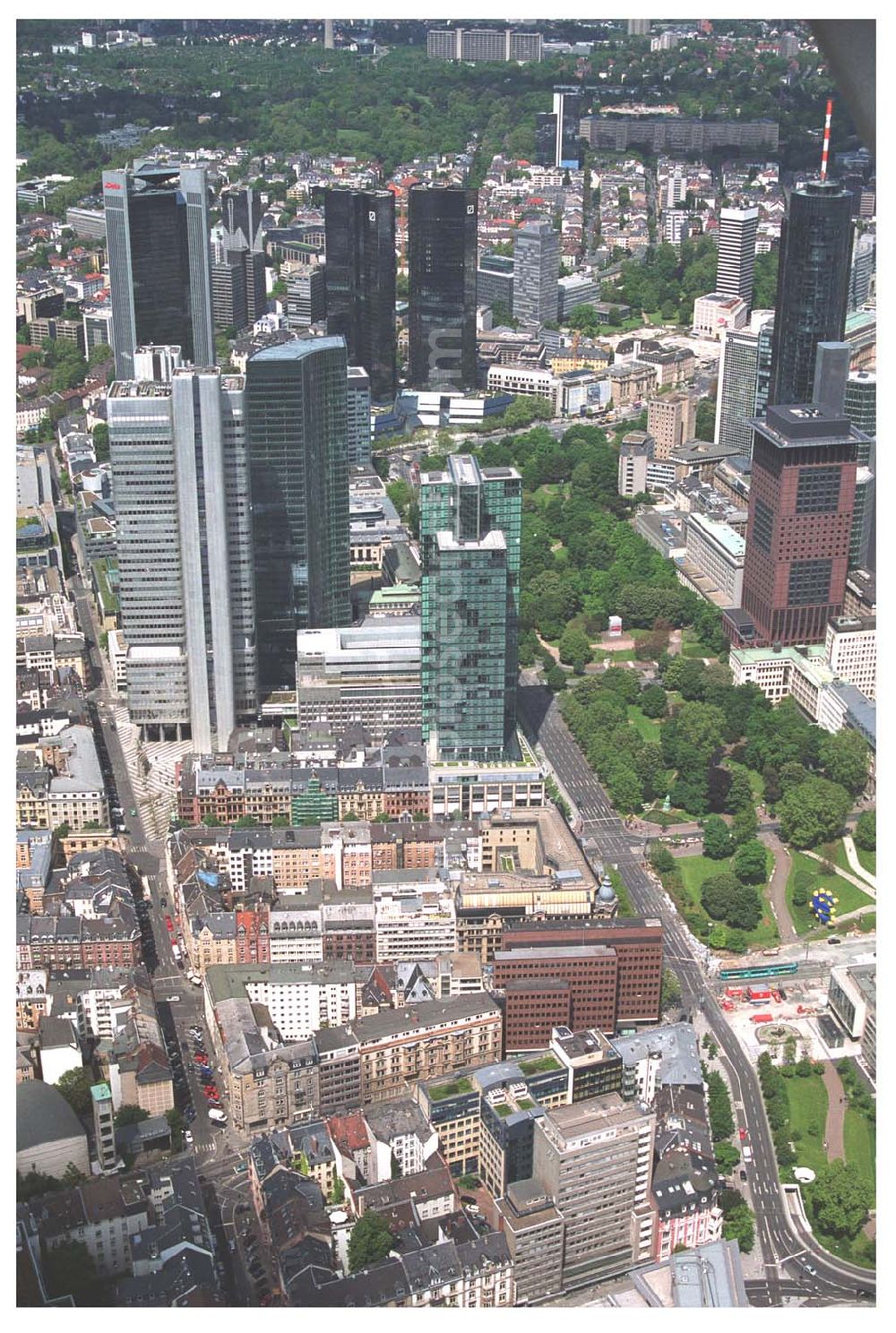 Aerial image Frankfurt am Main - Blick auf das Bankenviertel in der Frankfurter Innenstadt mit der Zentrale der DVAG an der Hofstraße gegenüber dem Gebäude der EZB (Europäische Zentralbank)