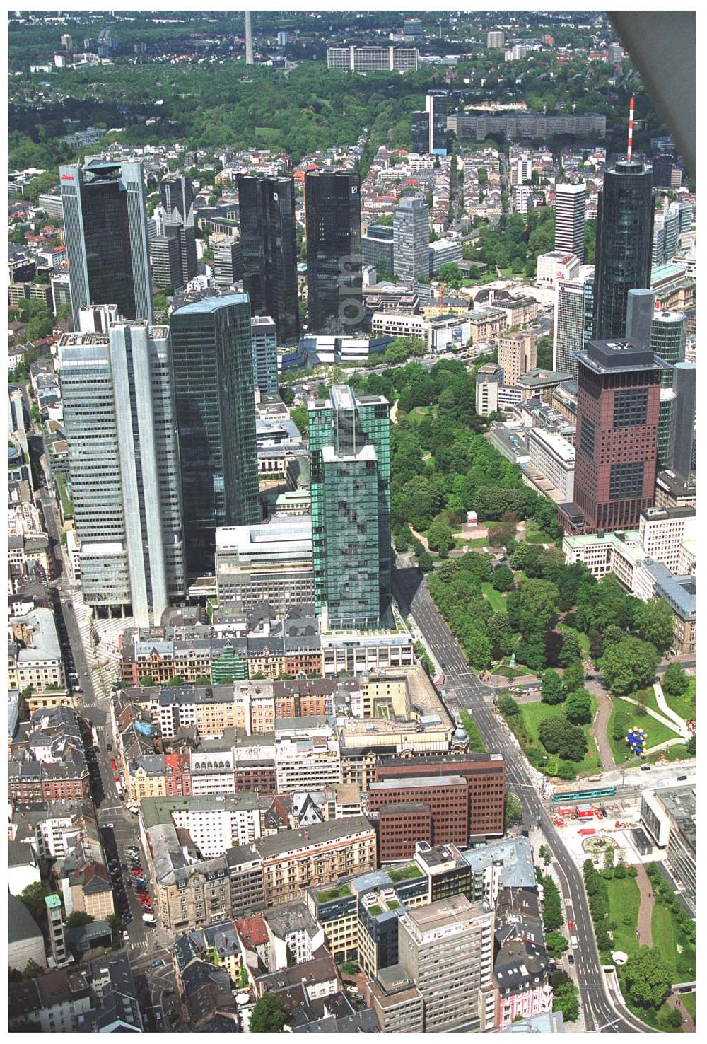 Aerial photograph Frankfurt am Main - Blick auf das Bankenviertel in der Frankfurter Innenstadt mit der Zentrale der DVAG an der Hofstraße gegenüber dem Gebäude der EZB (Europäische Zentralbank)