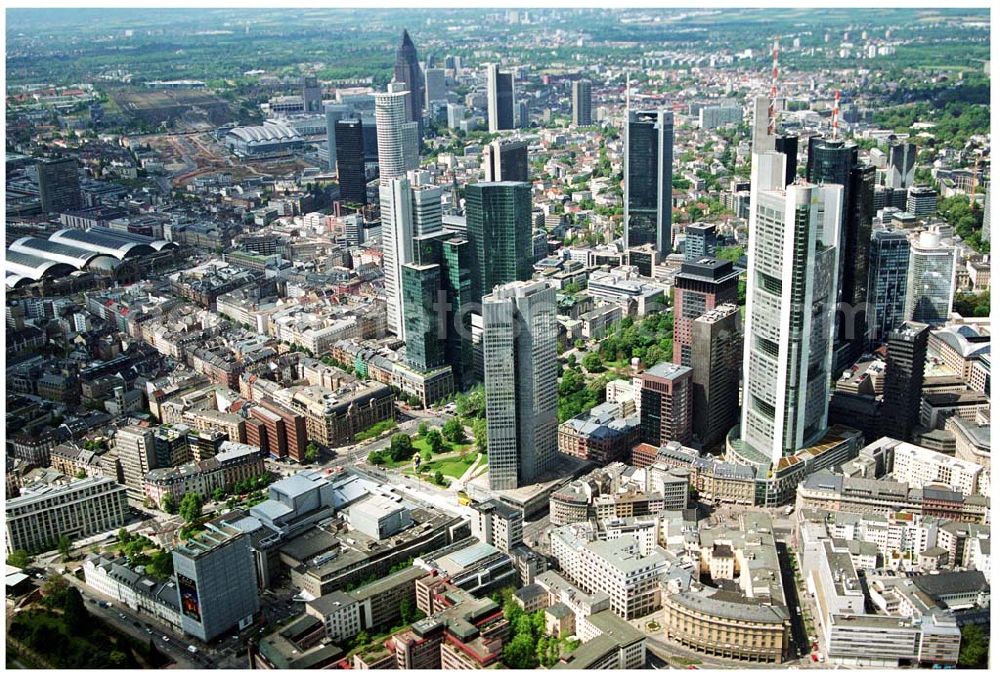 Frankfurt am Main from above - Blick auf das Bankenviertel in der Frankfurter Innenstadt mit der Zentrale der DVAG an der Hofstraße gegenüber dem Gebäude der EZB (Europäische Zentralbank)