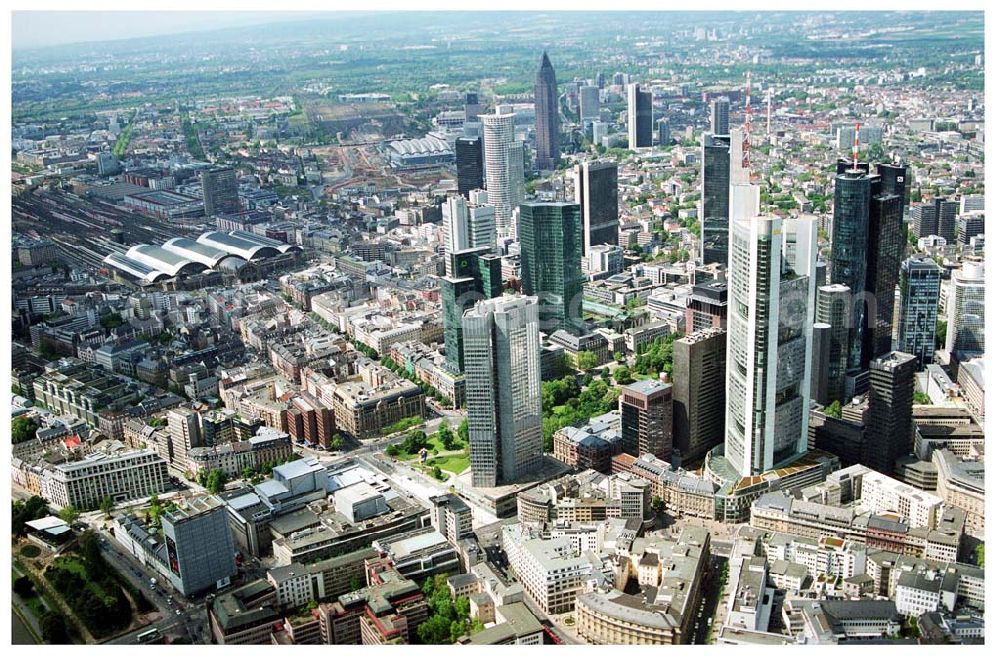 Frankfurt am Main from the bird's eye view: Blick auf das Bankenviertel in der Frankfurter Innenstadt mit der Zentrale der DVAG an der Hofstraße gegenüber dem Gebäude der EZB (Europäische Zentralbank)