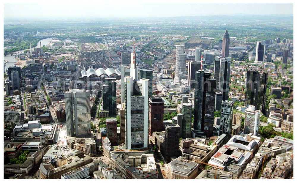 Aerial image Frankfurt am Main - Blick auf das Bankenviertel in der Frankfurter Innenstadt mit der Zentrale der DVAG an der Hofstraße gegenüber dem Gebäude der EZB (Europäische Zentralbank)