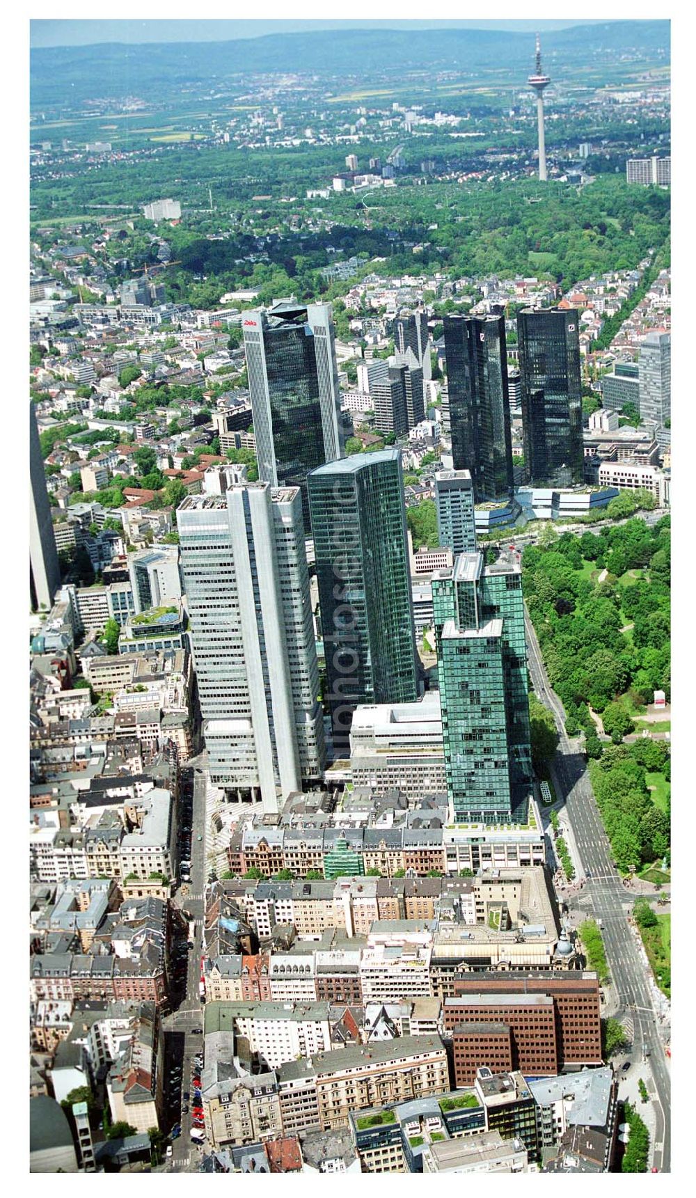 Aerial photograph Frankfurt am Main - Blick auf das Bankenviertel in der Frankfurter Innenstadt mit der Zentrale der DVAG an der Hofstraße gegenüber dem Gebäude der EZB (Europäische Zentralbank)