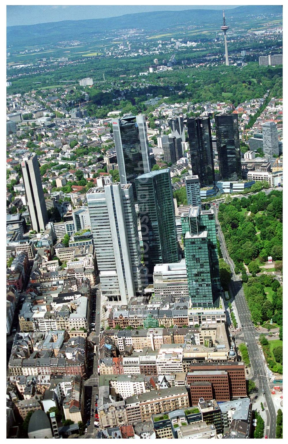 Frankfurt am Main from above - Blick auf das Bankenviertel in der Frankfurter Innenstadt mit der Zentrale der DVAG an der Hofstraße gegenüber dem Gebäude der EZB (Europäische Zentralbank)