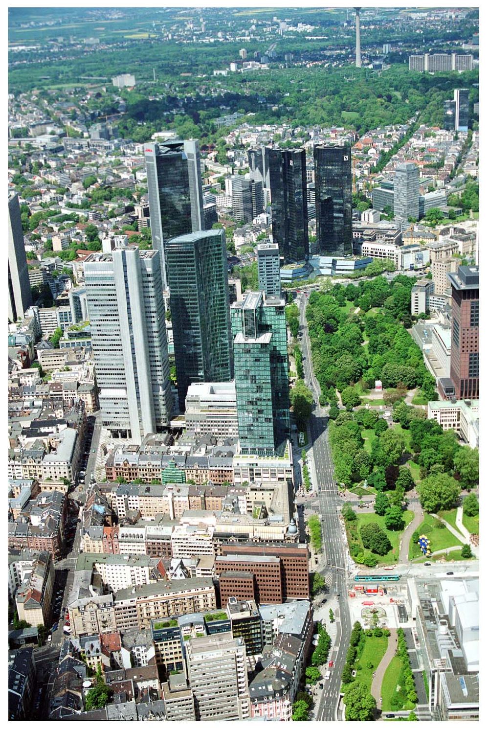 Frankfurt am Main from the bird's eye view: Blick auf das Bankenviertel in der Frankfurter Innenstadt mit der Zentrale der DVAG an der Hofstraße gegenüber dem Gebäude der EZB (Europäische Zentralbank)