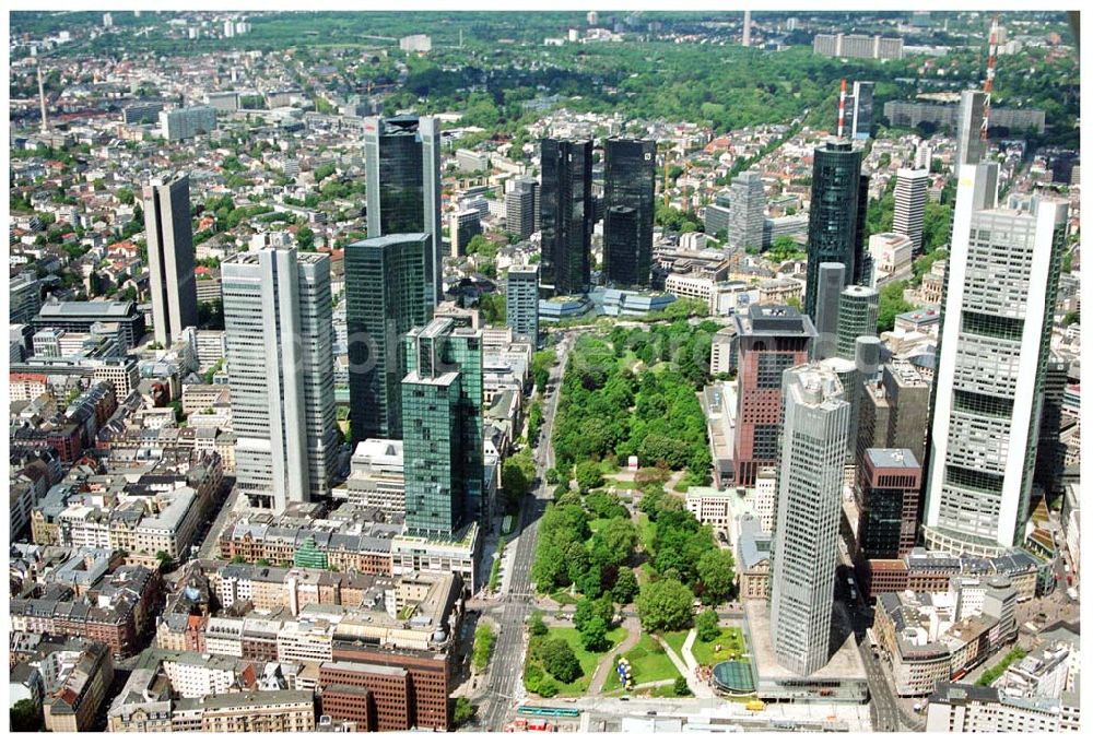 Aerial image Frankfurt am Main - Blick auf das Bankenviertel in der Frankfurter Innenstadt mit der Zentrale der DVAG an der Hofstraße gegenüber dem Gebäude der EZB (Europäische Zentralbank)