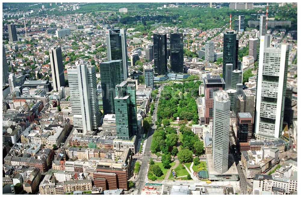 Aerial photograph Frankfurt am Main - Blick auf das Bankenviertel in der Frankfurter Innenstadt mit der Zentrale der DVAG an der Hofstraße gegenüber dem Gebäude der EZB (Europäische Zentralbank)