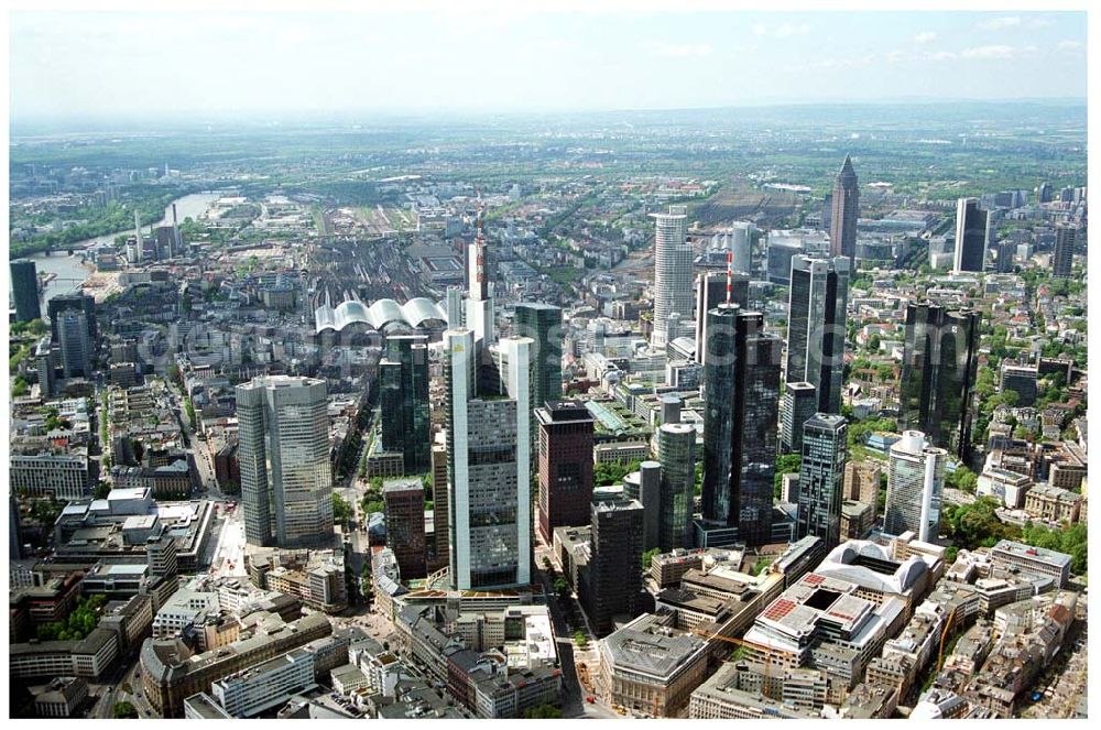 Frankfurt am Main from above - Blick auf das Bankenviertel in der Frankfurter Innenstadt mit der Zentrale der DVAG an der Hofstraße gegenüber dem Gebäude der EZB (Europäische Zentralbank)