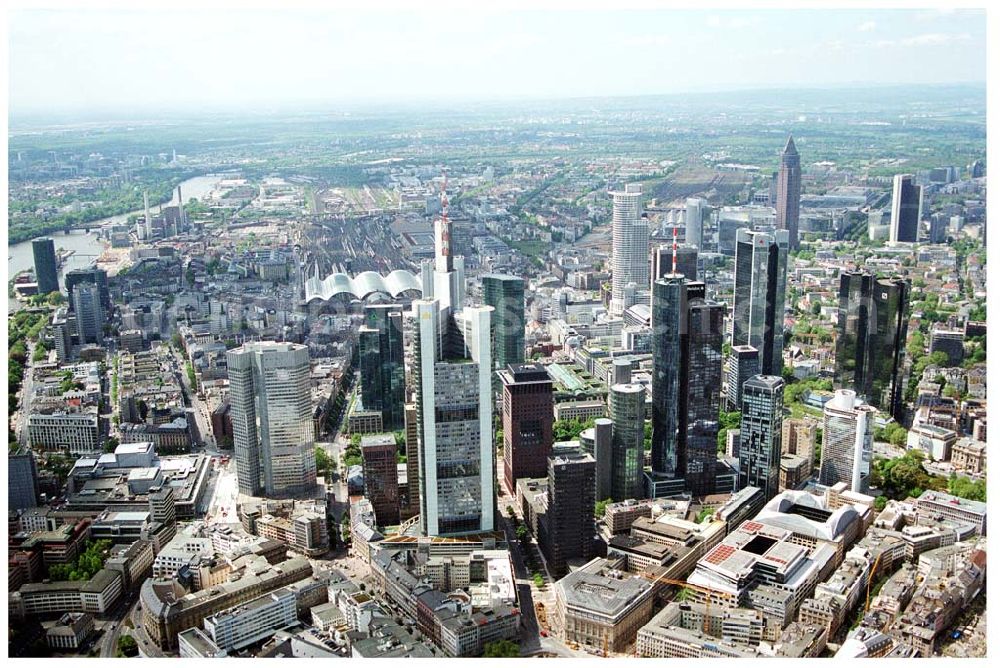 Frankfurt am Main from the bird's eye view: Blick auf das Bankenviertel in der Frankfurter Innenstadt mit der Zentrale der DVAG an der Hofstraße gegenüber dem Gebäude der EZB (Europäische Zentralbank)