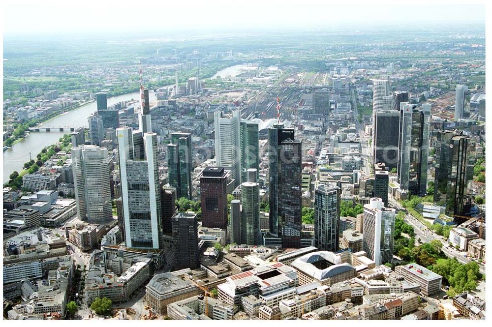 Aerial image Frankfurt am Main - Blick auf das Bankenviertel in der Frankfurter Innenstadt mit der Zentrale der DVAG an der Hofstraße gegenüber dem Gebäude der EZB (Europäische Zentralbank)