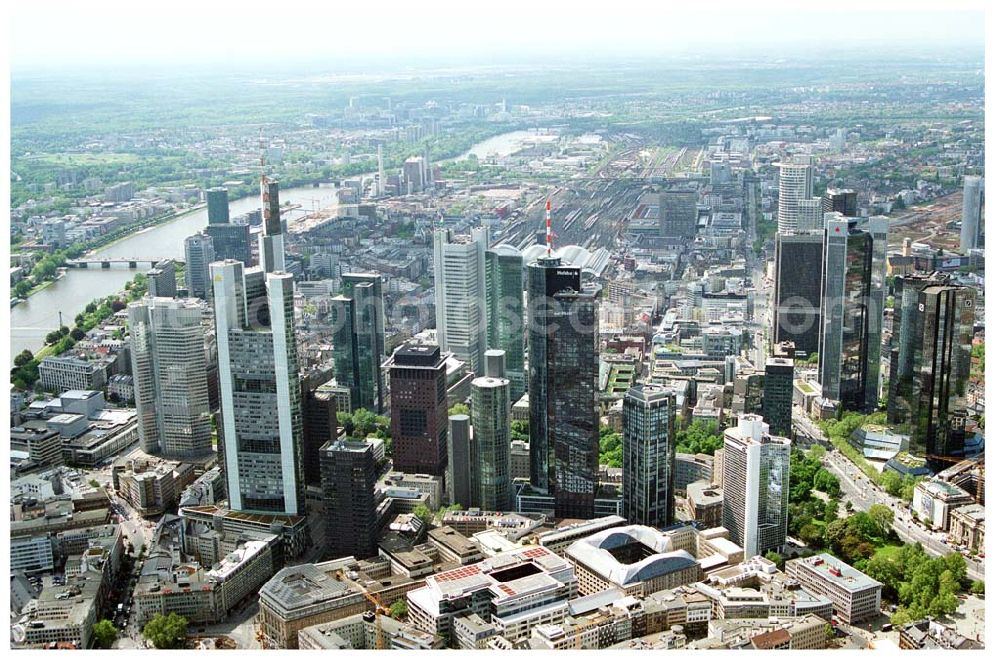 Aerial photograph Frankfurt am Main - Blick auf das Bankenviertel in der Frankfurter Innenstadt mit der Zentrale der DVAG an der Hofstraße gegenüber dem Gebäude der EZB (Europäische Zentralbank)