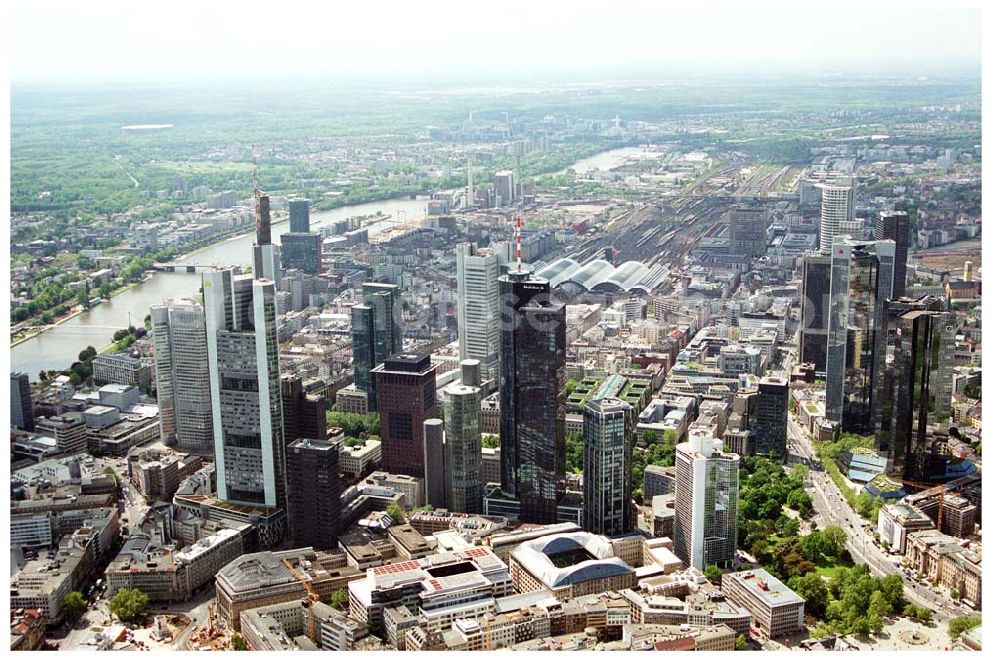 Frankfurt am Main from above - Blick auf das Bankenviertel in der Frankfurter Innenstadt mit der Zentrale der DVAG an der Hofstraße gegenüber dem Gebäude der EZB (Europäische Zentralbank)