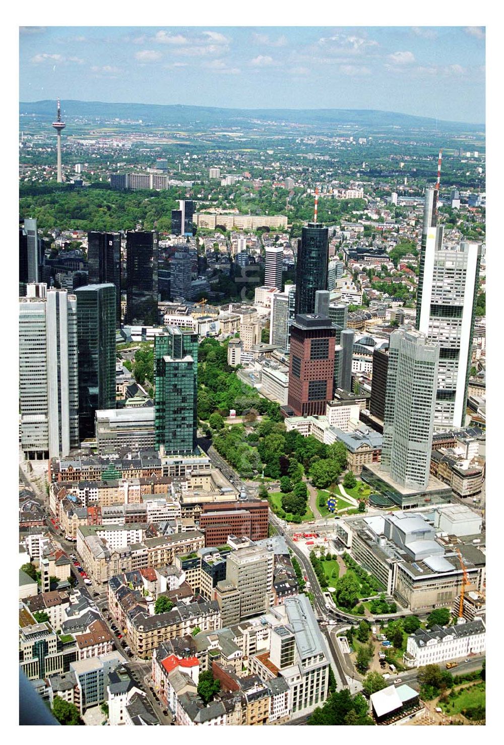 Frankfurt am Main from the bird's eye view: Blick auf das Bankenviertel in der Frankfurter Innenstadt mit der Zentrale der DVAG an der Hofstraße gegenüber dem Gebäude der EZB (Europäische Zentralbank)