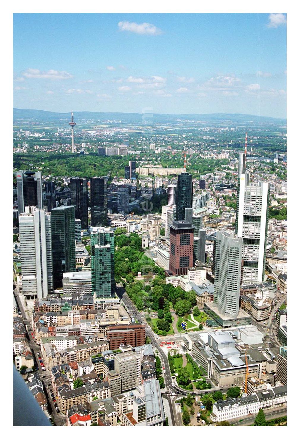 Aerial image Frankfurt am Main - Blick auf das Bankenviertel in der Frankfurter Innenstadt mit der Zentrale der DVAG an der Hofstraße gegenüber dem Gebäude der EZB (Europäische Zentralbank)