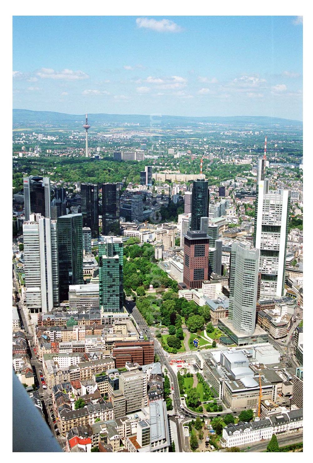 Aerial photograph Frankfurt am Main - Blick auf das Bankenviertel in der Frankfurter Innenstadt mit der Zentrale der DVAG an der Hofstraße gegenüber dem Gebäude der EZB (Europäische Zentralbank)