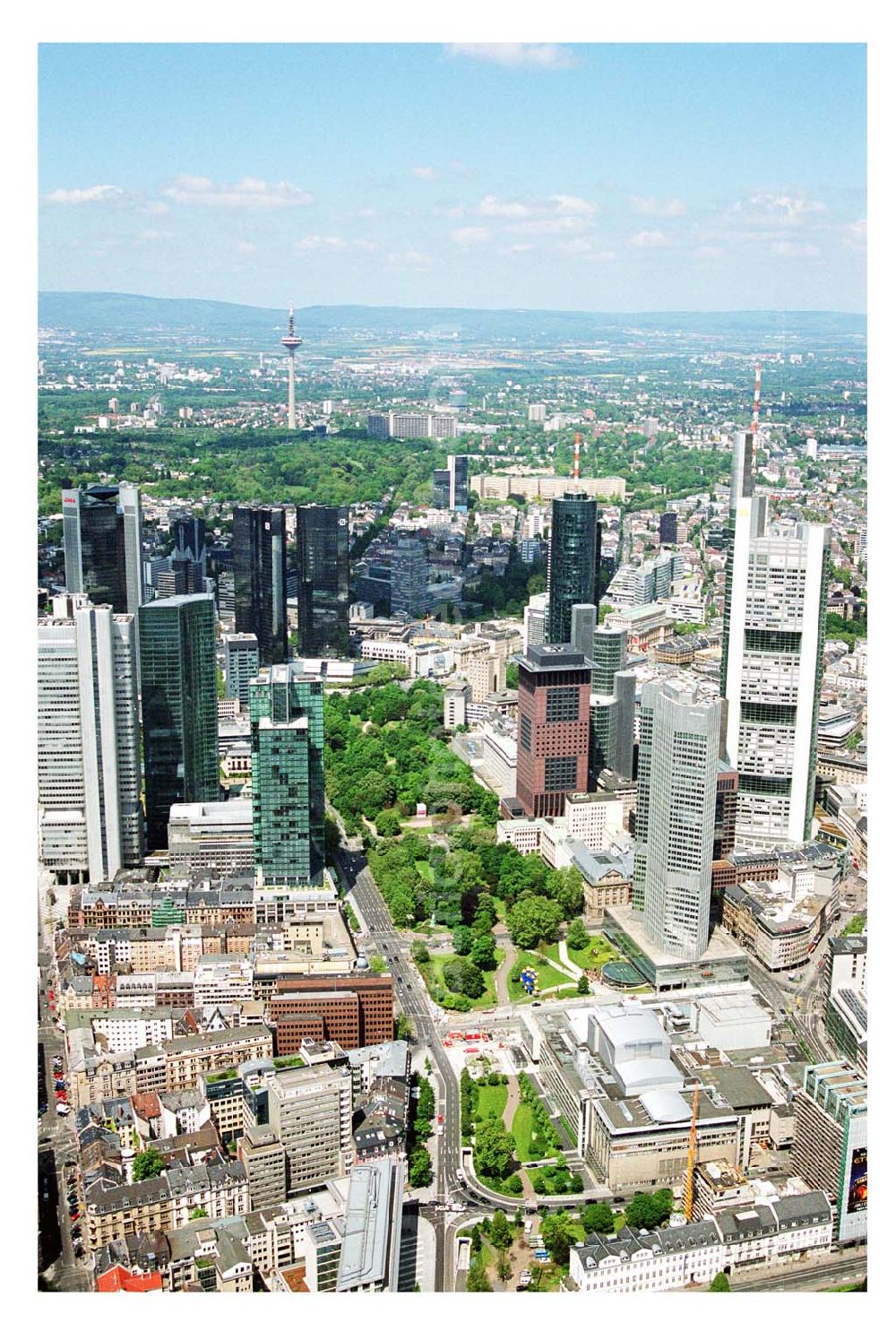 Frankfurt am Main from above - Blick auf das Bankenviertel in der Frankfurter Innenstadt mit der Zentrale der DVAG an der Hofstraße gegenüber dem Gebäude der EZB (Europäische Zentralbank)