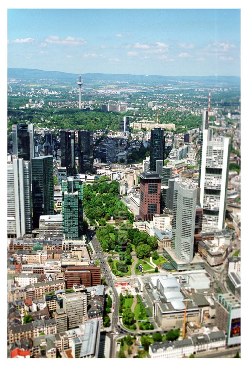 Frankfurt am Main from the bird's eye view: Blick auf das Bankenviertel in der Frankfurter Innenstadt mit der Zentrale der DVAG an der Hofstraße gegenüber dem Gebäude der EZB (Europäische Zentralbank)