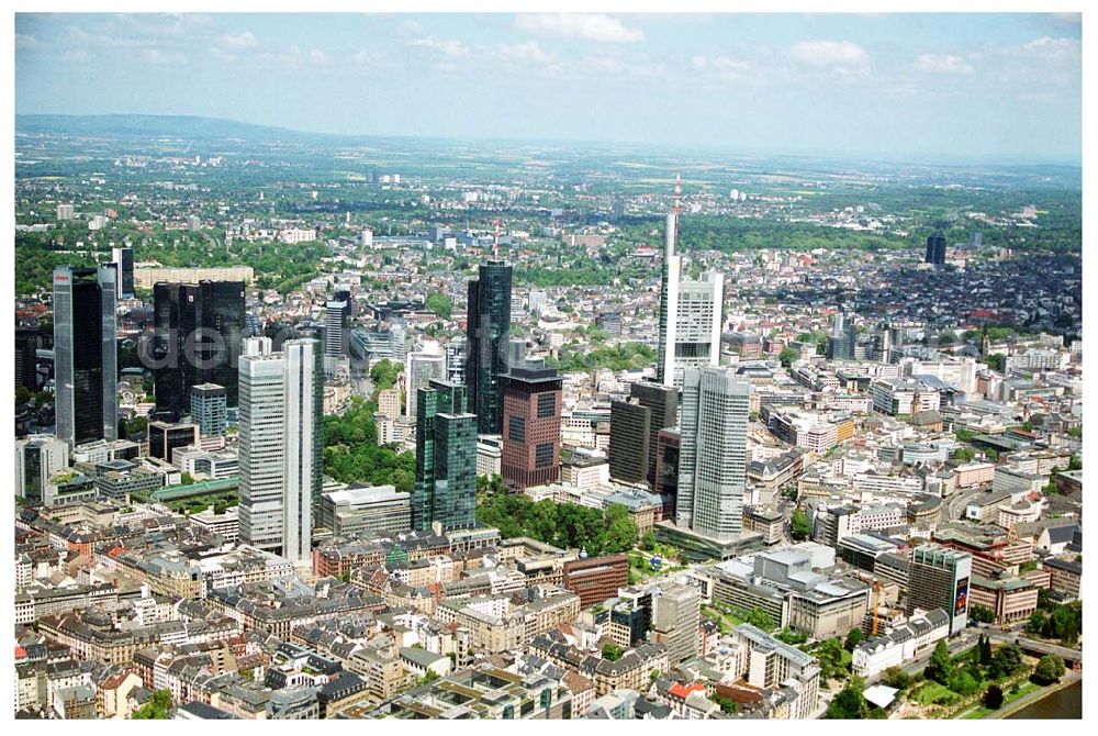 Aerial photograph Frankfurt am Main - Blick auf das Bankenviertel in der Frankfurter Innenstadt mit der Zentrale der DVAG an der Hofstraße gegenüber dem Gebäude der EZB (Europäische Zentralbank)