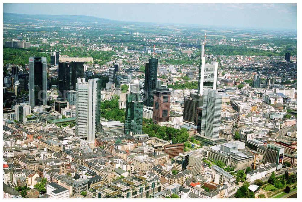 Frankfurt am Main from above - Blick auf das Bankenviertel in der Frankfurter Innenstadt mit der Zentrale der DVAG an der Hofstraße gegenüber dem Gebäude der EZB (Europäische Zentralbank)