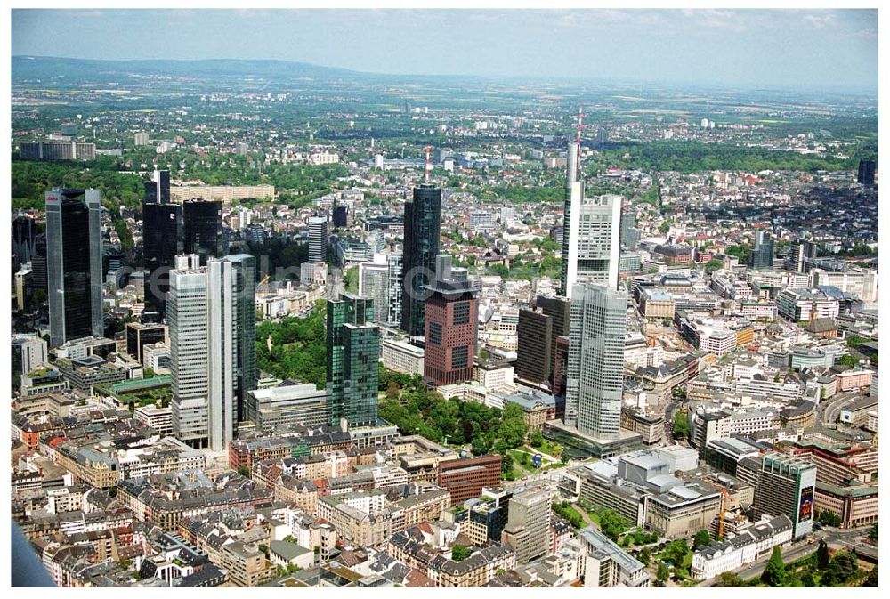 Frankfurt am Main from the bird's eye view: Blick auf das Bankenviertel in der Frankfurter Innenstadt mit der Zentrale der DVAG an der Hofstraße gegenüber dem Gebäude der EZB (Europäische Zentralbank)