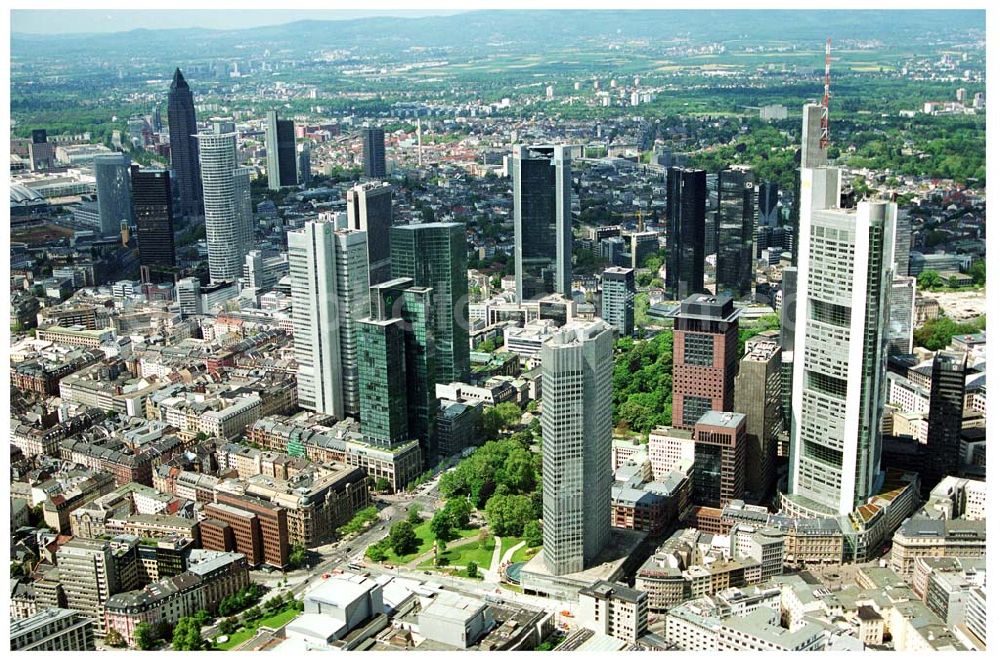 Frankfurt am Main from above - Blick auf das Bankenviertel in der Frankfurter Innenstadt mit der Zentrale der DVAG an der Hofstraße gegenüber dem Gebäude der EZB (Europäische Zentralbank)