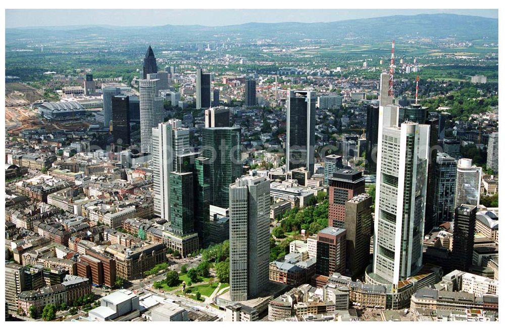 Frankfurt am Main from the bird's eye view: Blick auf das Bankenviertel in der Frankfurter Innenstadt mit der Zentrale der DVAG an der Hofstraße gegenüber dem Gebäude der EZB (Europäische Zentralbank)