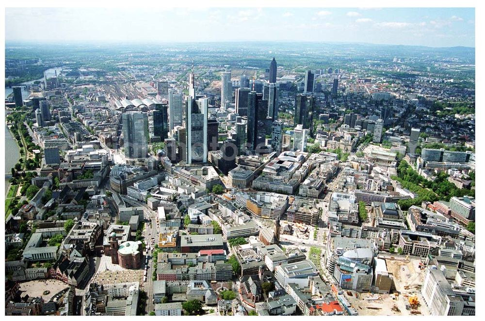 Aerial image Frankfurt am Main - Blick auf das Bankenviertel in der Frankfurter Innenstadt mit der Zentrale der DVAG an der Hofstraße gegenüber dem Gebäude der EZB (Europäische Zentralbank)