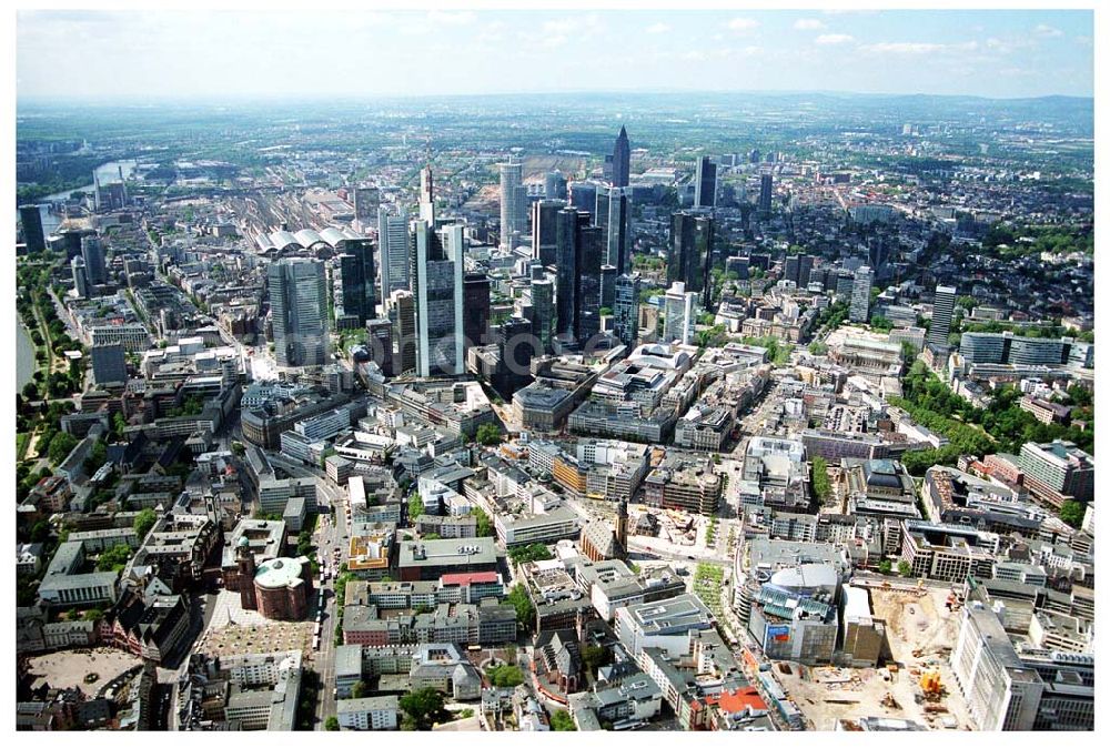 Aerial photograph Frankfurt am Main - Blick auf das Bankenviertel in der Frankfurter Innenstadt mit der Zentrale der DVAG an der Hofstraße gegenüber dem Gebäude der EZB (Europäische Zentralbank)