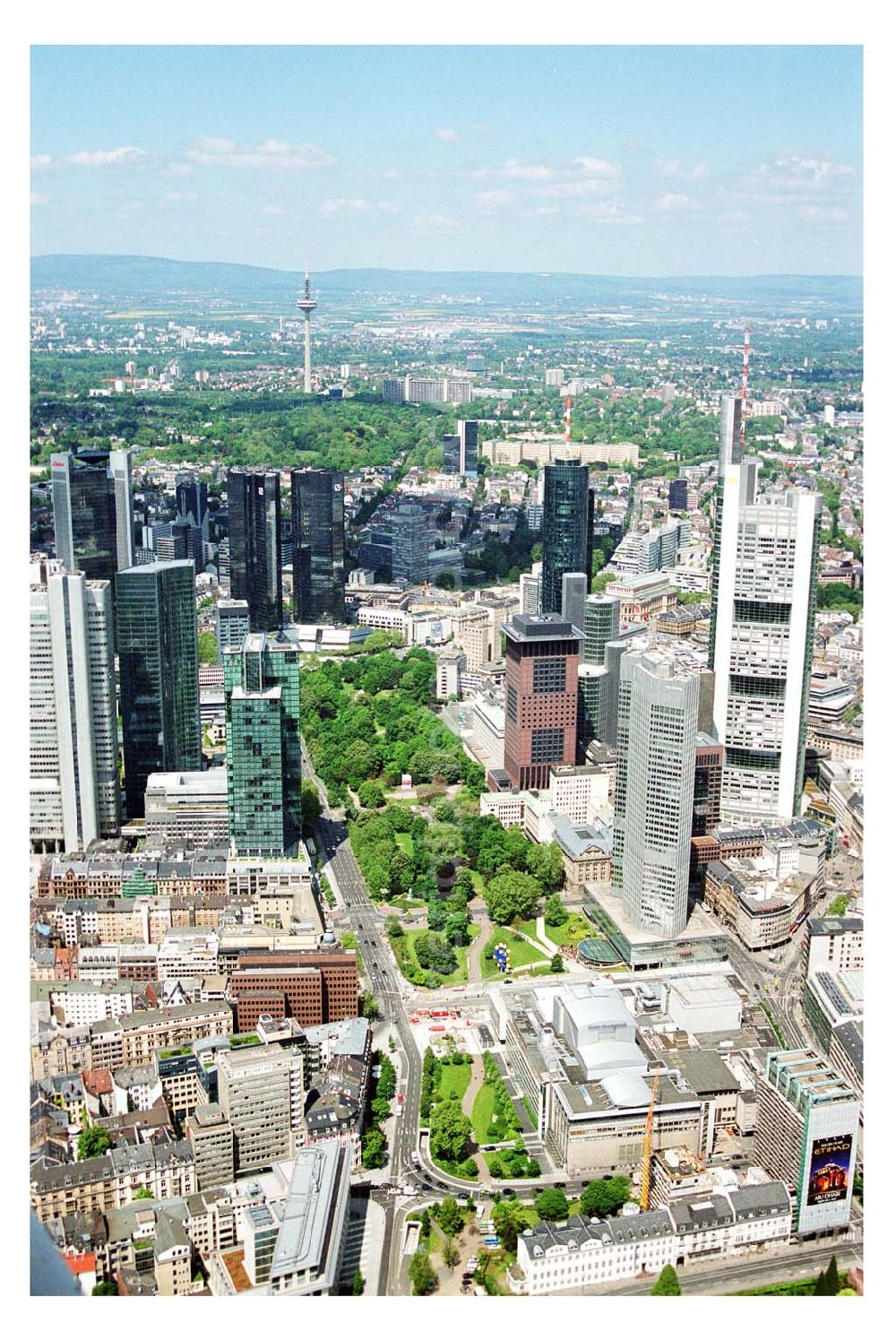 Frankfurt am Main from above - Blick auf das Bankenviertel in der Frankfurter Innenstadt mit der Zentrale der DVAG an der Hofstraße gegenüber dem Gebäude der EZB (Europäische Zentralbank)