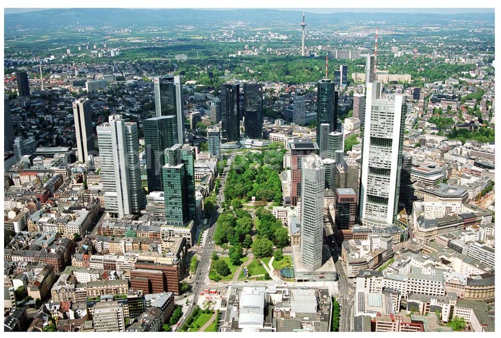 Aerial image Frankfurt am Main - Blick auf das Bankenviertel in der Frankfurter Innenstadt mit der Zentrale der DVAG an der Hofstraße gegenüber dem Gebäude der EZB (Europäische Zentralbank)