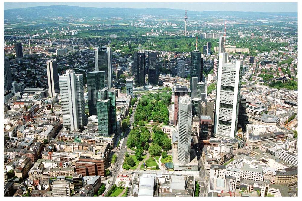 Aerial photograph Frankfurt am Main - Blick auf das Bankenviertel in der Frankfurter Innenstadt mit der Zentrale der DVAG an der Hofstraße gegenüber dem Gebäude der EZB (Europäische Zentralbank)