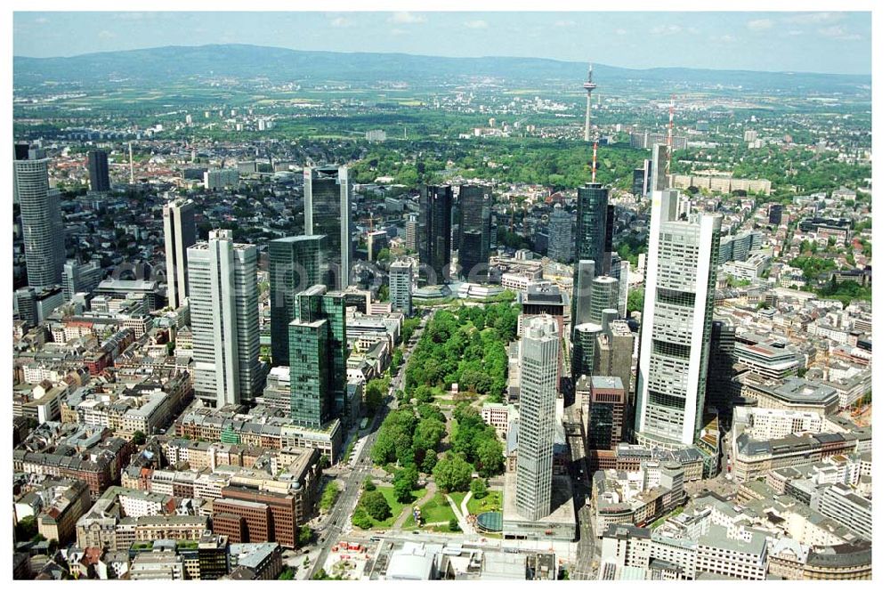 Frankfurt am Main from above - Blick auf das Bankenviertel in der Frankfurter Innenstadt mit der Zentrale der DVAG an der Hofstraße gegenüber dem Gebäude der EZB (Europäische Zentralbank)