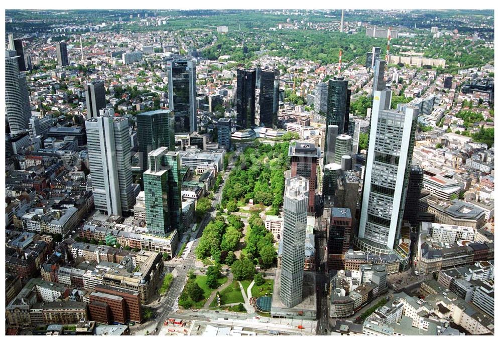 Frankfurt am Main from the bird's eye view: Blick auf das Bankenviertel in der Frankfurter Innenstadt mit der Zentrale der DVAG an der Hofstraße gegenüber dem Gebäude der EZB (Europäische Zentralbank)