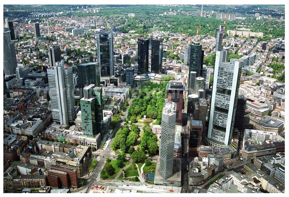 Aerial image Frankfurt am Main - Blick auf das Bankenviertel in der Frankfurter Innenstadt mit der Zentrale der DVAG an der Hofstraße gegenüber dem Gebäude der EZB (Europäische Zentralbank)