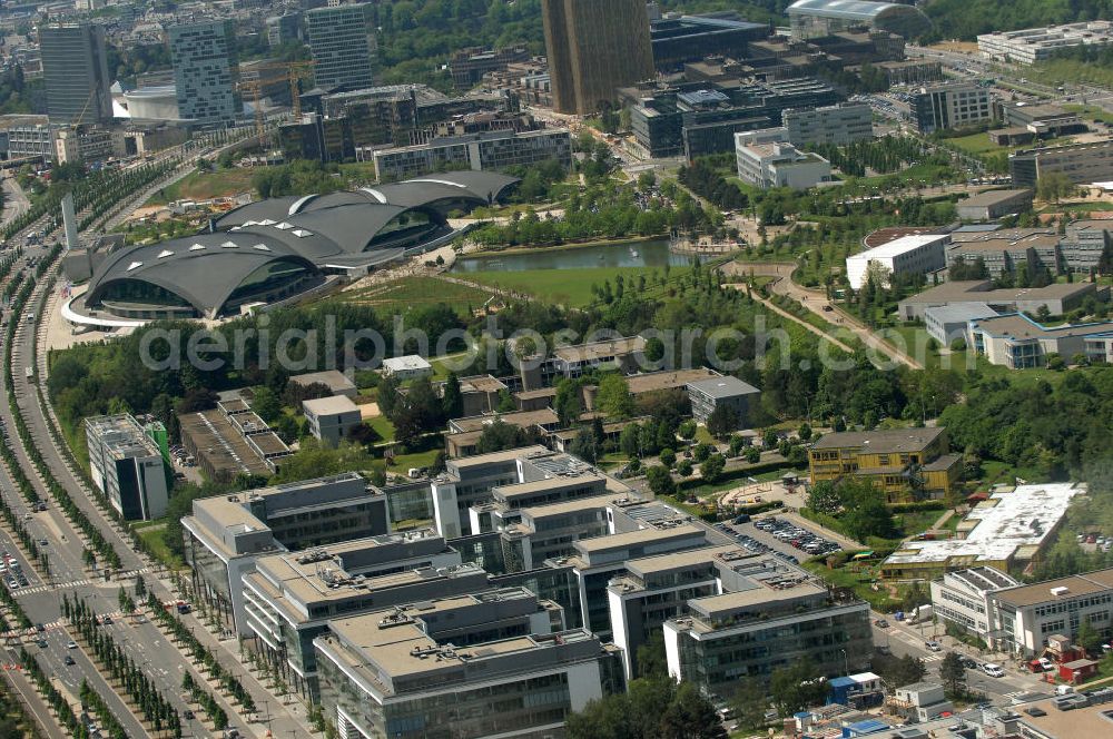 Luxemburg from above - Bankenviertel zwischen dem Boulevard Konrad Adenauer und der Avenue John Fitzgerald Kennedy im seit 1990 neu errichteten Stadtteil Kirchberg in L-1115 Luxembourg.