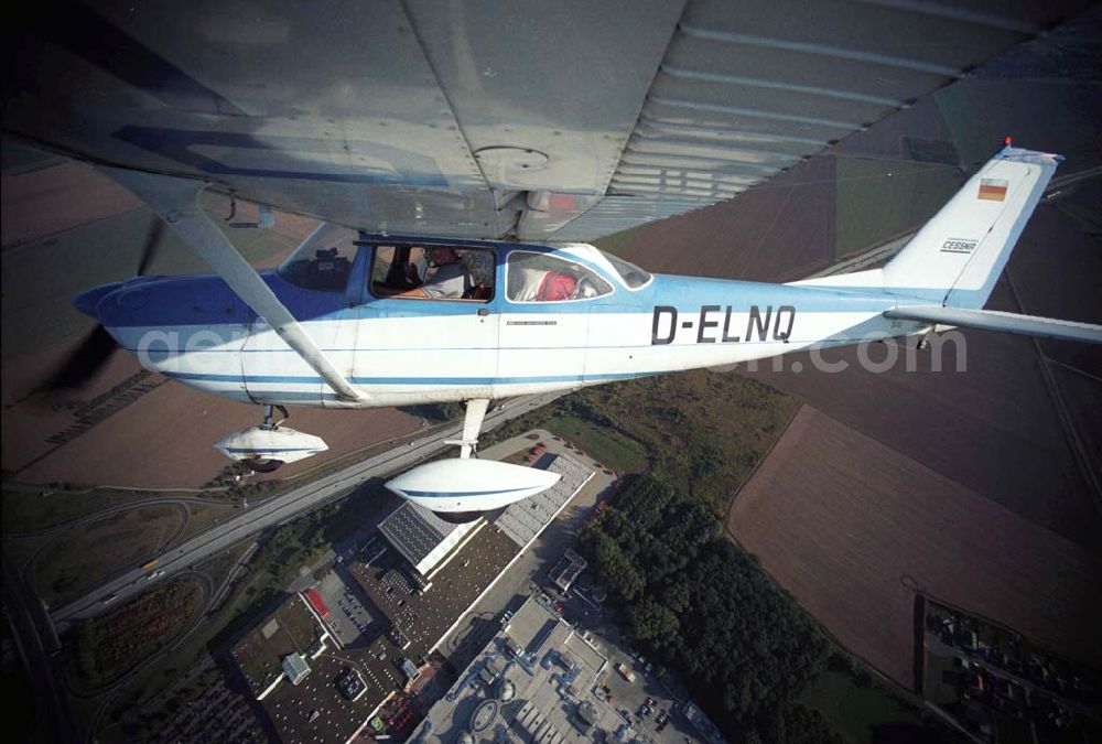 Aerial image Günthersdorf - Bannerschleppflugzeug Cessna 172 D-ELNQ über dem Einkaufszentrum nova eventis der ECE in Günthersdorf / Sachsen.