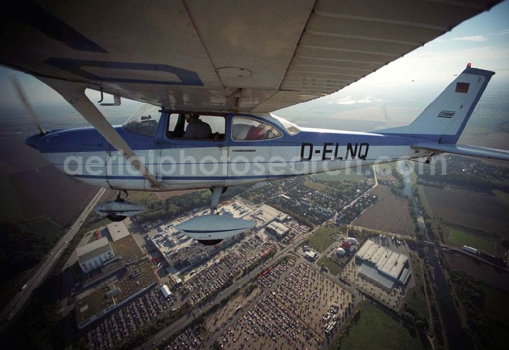 Aerial photograph Günthersdorf - Bannerschleppflugzeug Cessna 172 D-ELNQ über dem Einkaufszentrum nova eventis der ECE in Günthersdorf / Sachsen.