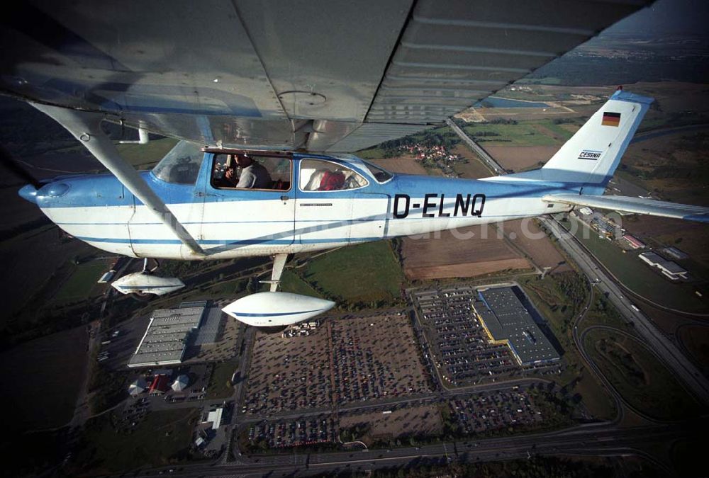 Aerial photograph Günthersdorf - Bannerschleppflugzeug Cessna 172 D-ELNQ über dem Einkaufszentrum nova eventis der ECE in Günthersdorf / Sachsen.