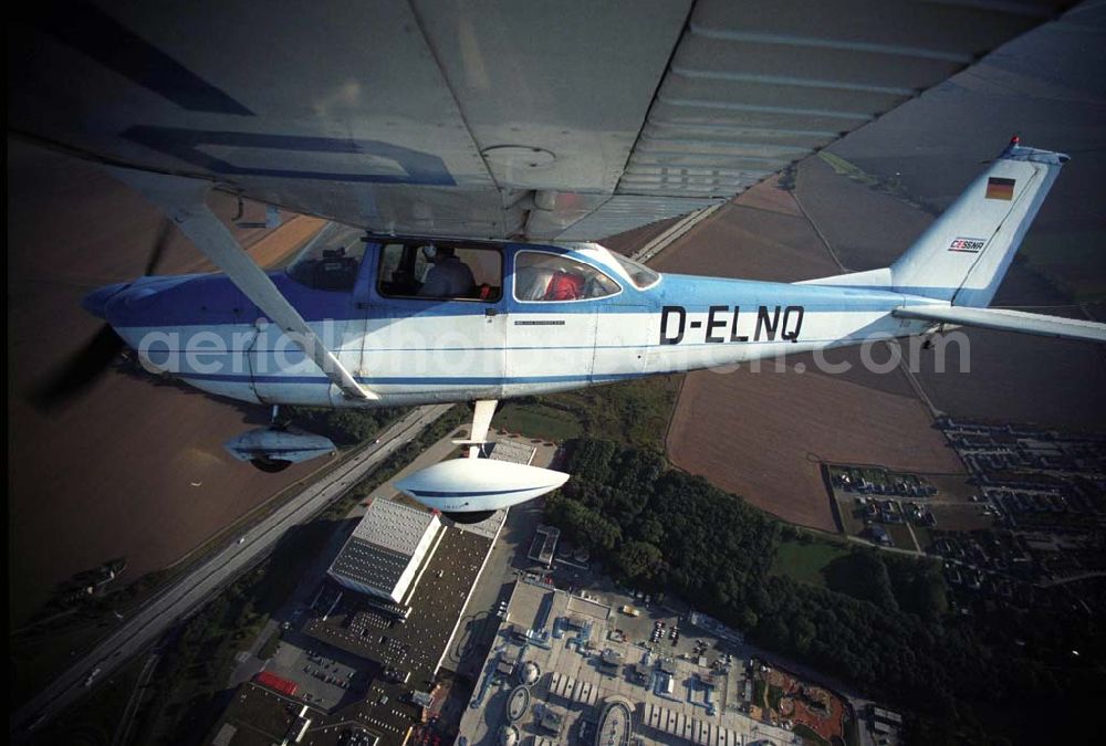 Aerial photograph Günthersdorf - Bannerschleppflugzeug Cessna 172 D-ELNQ über dem Einkaufszentrum nova eventis der ECE in Günthersdorf / Sachsen.