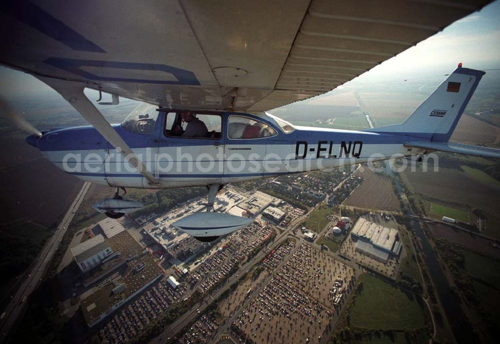 Günthersdorf from above - Bannerschleppflugzeug Cessna 172 D-ELNQ über dem Einkaufszentrum nova eventis der ECE in Günthersdorf / Sachsen.